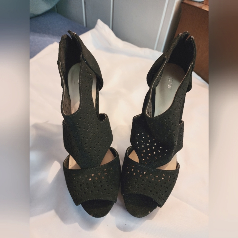 Black cut-out women's high heels